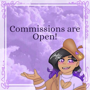 Puede incluir: Ilustración digital con el texto "Commissions are Open!" sobre un fondo morado nublado. La imagen presenta un personaje sonriente con acentos morados, usando un sombrero y chaqueta marrón, y una camisa blanca con un diseño de corazón.