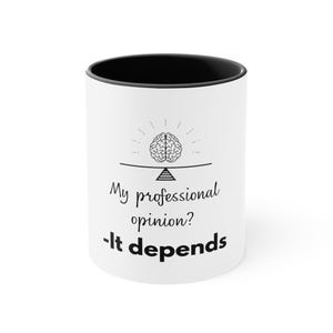 Pode incluir: Uma caneca de cerâmica branca com interior e borda pretos. A frente apresenta um gráfico preto de um cérebro equilibrado em uma balança, com o texto "My professional opinion? -It depends" impresso em fontes cursivas e sem serifa em negrito.