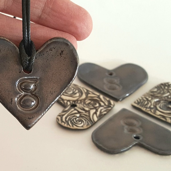 EN STOCK, Pendentif cœur en poterie en bronze, pendentif en argile double face, cadeau du 8e anniversaire, charme du cœur et des roses, 19e anniversaire du 9e anniversaire