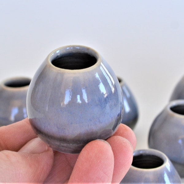 EN STOCK, un vase miniature bleu gris, petit vase petit bouton tourné à la main, petite poterie 1 1/4" de haut, petit pot en argile, pot pour la fête des mères