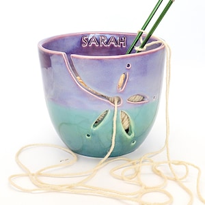 Bol de cerámica hecho a mano para tejer: organizador de punto de gres morado y verde