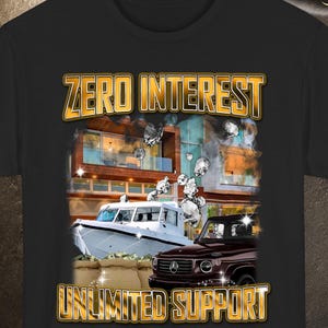 Può includere: T-shirt nero con la scritta dorata "ZERO INTEREST UNLIMITED SUPPORT". La grafica presenta una barca bianca e un SUV bordeaux. È visibile anche un adesivo "50% OFF".