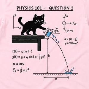 Op de afbeelding: Een lichtroze t-shirt met een zwarte afbeelding van een kat die een glas water van een tafel duwt. Het ontwerp bevat natuurkundige vergelijkingen, een coördinatenstelsel en de tekst PHYSICS 101 - QUESTION 1, die een worpbeweging illustreert.