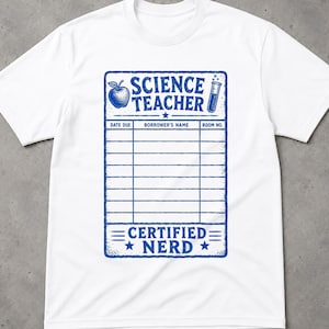 Può includere: Una t-shirt bianca a maniche corte con una grafica blu che raffigura una scheda di prestito bibliotecario. Il testo recita "SCIENCE TEACHER" e "CERTIFIED NERD" con icone di una mela e una provetta. La scheda include colonne per "DATE DUE", "BORROWER'S NAME" e "ROOM NO."