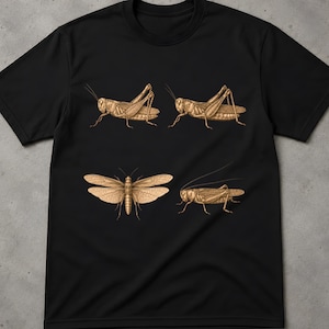 Könnte beinhalten: Ein schwarzes Kurzarm-T-Shirt mit einem Grafikdruck von vier beigefarbenen Heuschrecken, die in einem Raster angeordnet sind. Drei der Insekten sind im Profil nach links abgebildet, während eines von oben mit ausgebreiteten Flügeln zu sehen ist.