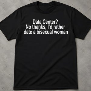 Può includere: Una t-shirt nera a maniche corte con testo bianco stampato sul petto che recita: Data Center? No thanks, I’d rather date a bisexual woman. Il capo presenta un girocollo e una vestibilità standard, con un design grafico chiaro e nitido.