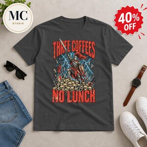 „Drei Kaffees, kein Mittagessen“-Shirt, lustiges Kaffeeritter-T-Shirt, Vintage-Totenkopf-Motiv, sarkastischer Arbeitshumor, mittelalterliches Krieger-Geschenk für Kaffeeliebhaber