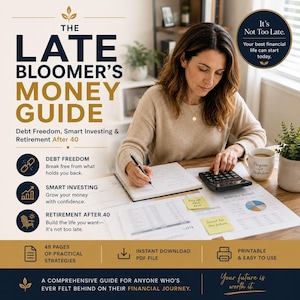 Op de afbeelding: Afbeelding van de omslag van het boek 'The Late Bloomer's Money Guide' met een vrouw die een rekenmachine gebruikt en schrijft. De titel van het boek staat in gouden letters. De tekst op de omslag omvat schuldenvrijheid, slim beleggen en pensioen na 40.