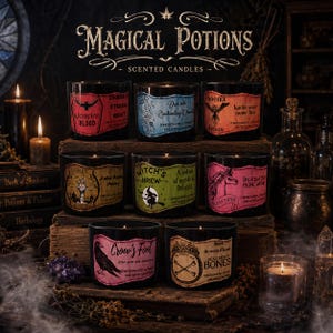 Puede incluir: Una colección de velas perfumadas de vidrio negro con etiquetas de temática gótica. Las etiquetas presentan texto e ilustraciones, incluyendo "Magical Potions" y otros nombres espeluznantes. Las velas están dispuestas sobre una superficie de madera.