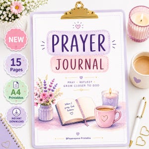 Könnte beinhalten: Ein Gebetstagebuch auf einem hellvioletten Klemmbrett mit goldenen Beschlägen. Das Cover zeigt den Text PRAYER JOURNAL, einen Blumenstrauß, ein offenes Buch mit dem Text When I pray, God listens, eine Kerze und eine rosa Tasse mit Herz.