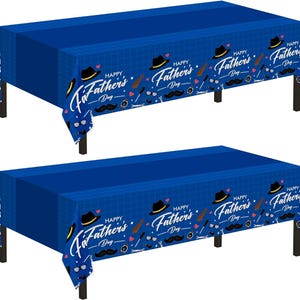 Puede incluir: Dos manteles rectangulares azules con un patrón repetido de sombreros, bigotes, herramientas y el texto "Happy Father's Day". Los manteles están hechos de un material azul liso y están colocados sobre patas de mesa negras.