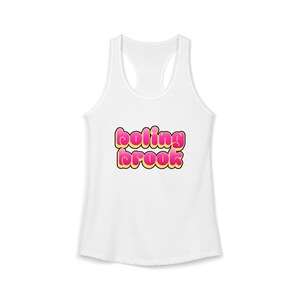 Pode incluir: Regata branca com o texto "Bolingbrook" em letras rosa e amarelas em bolhas. O texto é delineado em preto. A regata tem decote redondo e design nadador.