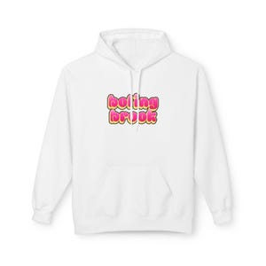 Pode incluir: Moletom branco com bolso frontal e capuz com cordão. O moletom apresenta o texto "boling brook" em uma fonte de bolhas com cores rosa e amarelo.
