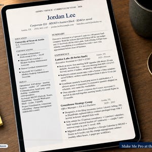 Op de afbeelding: Een tablet toont een cv getiteld "Jordan Lee", met secties voor opleiding, vaardigheden en ervaring. De tablet ligt op een houten oppervlak, met een mok en paperclips in de buurt. De tekst "Make Me Pro at the Interview" is zichtbaar.