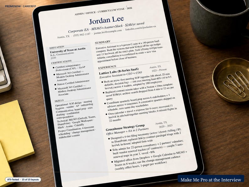 Op de afbeelding: Een tablet toont een cv getiteld "Jordan Lee", met secties voor opleiding, vaardigheden en ervaring. De tablet ligt op een houten oppervlak, met een mok en paperclips in de buurt. De tekst "Make Me Pro at the Interview" is zichtbaar.