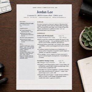Op de afbeelding: Een cv op een houten bureau met een toetsenbord en een notitieboek. Het cv is voor Jordan Lee en geeft details over opleiding, certificeringen, vaardigheden en ervaring. Het cv bevat de tekst "Corporate EA - MS365+Asana+Slack - $24k/yr saved."