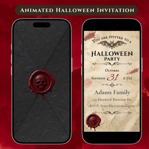 Puede incluir: Dos teléfonos inteligentes que muestran una invitación animada de Halloween. La pantalla izquierda muestra un fondo negro con iconos en relieve y un sello de cera rojo con una calavera. La pantalla derecha muestra una invitación estilo pergamino.