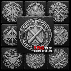 Op de afbeelding: Een set van negen ronde zwarte leistenen onderzetters met gedetailleerde witte gravures van houtbewerkingsgereedschap en tekst waaronder "Built With Pride", "Measure Twice", "No Shortcuts" en "9 PNG 300 DPI Digital Download".