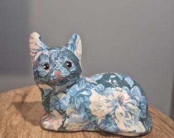 Statuetta vintage di gatto in ceramica dipinta a mano con motivo floreale in decoupage.