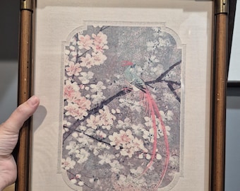 Acquerello cinese vintage: uccello, fiori di ciliegio, bambù, cornice in ottone.