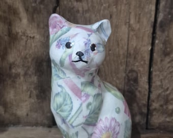 Statuetta di gatto vintage in decoupage con decorazioni floreali