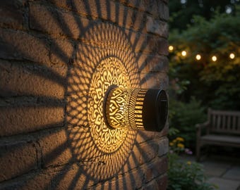 Aplique solar de pared con celosía y proyección de rayos de sol - Aplique bohemio impermeable para patio exterior, valla y decoración de jardín de estilo suroeste