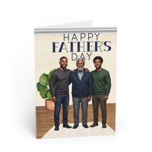 Peut inclure: Une carte de vœux avec le texte HAPPY FATHER'S DAY en lettres bleu foncé. L'illustration montre trois hommes debout ensemble : un en pull gris foncé et jean, un en gilet bleu marine et pantalon gris, et un en pull vert et pantalon marron.