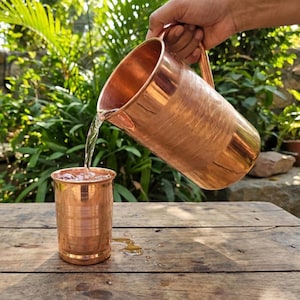 Ren kopparkanna med glas Kopparkanna 1L + 2 muggar 250ml Ayurvedisk vattenkanna Set Present för dricksvatten