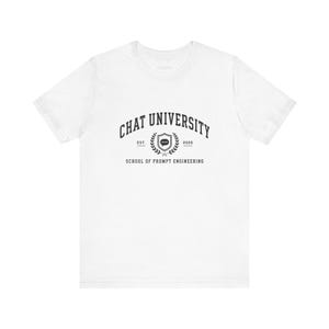 Puede incluir: Camiseta blanca con el texto "CHAT UNIVERSITY" en una fuente estilizada, y un escudo. El escudo incluye un icono de bocadillo, hojas de laurel y el texto "EST. 2026" y "SCHOOL OF PROMPT ENGINEERING".