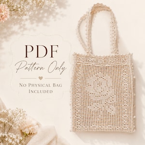 Può includere: Una borsa tote all'uncinetto color beige con un motivo a rosa e due manici, accompagnata dal testo PDF Pattern Only, No Physical Bag Included. La borsa è realizzata con un motivo a rete e bordi decorativi lungo i manici.