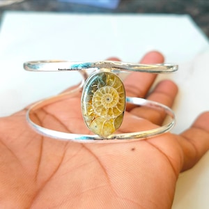 Bracciale rigido diviso in argento sterling 925 con fossile di ammonite naturale.