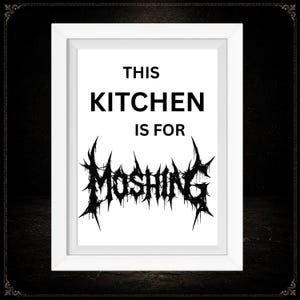 Könnte beinhalten: Ein weißer rechteckiger Rahmen mit einem weißen Druck und schwarzem Text. Der Text lautet THIS KITCHEN IS FOR in einer serifenlosen Schrift, gefolgt von dem Wort MOSHING in einem gezackten, stacheligen, schwarzen Death-Metal-Logo-Stil.