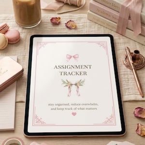 Könnte beinhalten: Ein digitales Tablet mit einem Aufgaben-Tracker, rosa Rändern, einer Schleifengrafik und dem Text: ASSIGNMENT TRACKER, stay organised, reduce overwhelm, and keep track of what matters. Der Bildschirm zeigt florale Akzente und ein kleines rosa Herz.