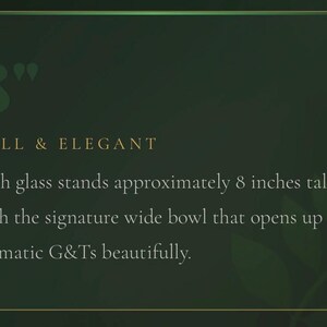 Może przedstawiać: Tekst na ciemnozielonym tle: "8"" i "TALL & ELEGANT". Tekst opisuje szklanki o wysokości około 20 cm z szeroką czarką do aromatycznych G&T.