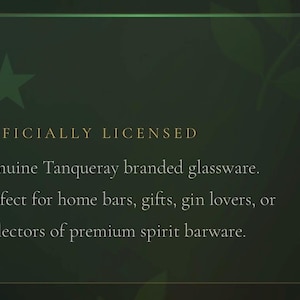 Może przedstawiać: Ciemnozielone tło z tekstem &bdquo;OFICJALNIE LICENCJONOWANE&rdquo;. Tekst kontynuuje się z &bdquo;Oryginalne szkło marki Tanqueray&rdquo;. Obraz jest przeznaczony dla domowych bar&oacute;w, prezent&oacute;w i miłośnik&oacute;w ginu.