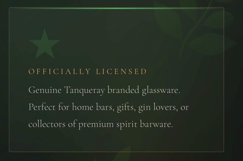 Może przedstawiać: Ciemnozielone tło z tekstem &bdquo;OFICJALNIE LICENCJONOWANE&rdquo;. Tekst kontynuuje się z &bdquo;Oryginalne szkło marki Tanqueray&rdquo;. Obraz jest przeznaczony dla domowych bar&oacute;w, prezent&oacute;w i miłośnik&oacute;w ginu.