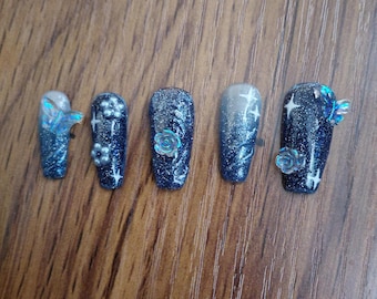 Ongles bleus brillants à presser