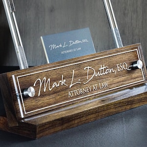 Portatarjetas de presentación personalizado con letrero con nombre para escritorio y portabolígrafo incluido. Un excelente regalo para papá. Tamaño 10" x 2.5"