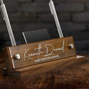 Placa de nombre para escritorio ejecutivo. Fabricada exclusivamente por Garo Signs. Tamaño 10" x 2,5"