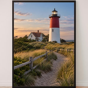 Peut inclure: Une impression d'art mural encadrée représentant une scène côtière avec un grand phare peint en blanc et rouge, situé à côté d'une maison blanche. Un chemin sablonneux serpente à travers les herbes hautes, bordé d'une clôture en bois.
