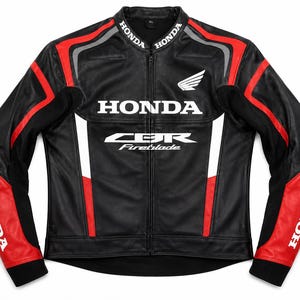 Könnte beinhalten: Schwarze Leder-Motorradjacke mit roten und weißen Akzenten. Die Jacke zeigt das Honda-Logo und den CBR Fireblade-Schriftzug. Die Ärmel haben rote Einsätze und das Honda-Logo in Weiß. Die Jacke hat einen Reißverschluss.