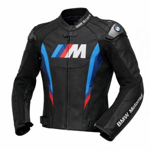 Pode incluir: Casaco de motociclista em couro preto com o logótipo BMW M em branco, azul e vermelho. O casaco tem gola alta, ombreiras e as palavras "BMW Motorrad" impressas nas mangas e na gola. Uma peça de vestuário de motociclismo elegante.