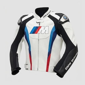Puede incluir: Una chaqueta de moto blanca, negra y azul con el logotipo BMW M en el pecho y la marca BMW Motorrad en el cuello y las mangas. La chaqueta incluye inserciones protectoras en los hombros, una cremallera central y correas ajustables.