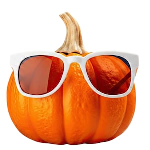 Op de afbeelding: Een feloranje pompoen met een lichtbruine steel, met een witte zonnebril met oranje glazen. Een klassieke herfstdecoratie, ideaal voor Halloween of herfstthema decor.