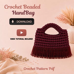 Könnte beinhalten: Burgunderfarbene gehäkelte Handtasche mit Perlen und Fransen. Die Tasche hat einen runden Griff und wird auf einem hellrosa Hintergrund präsentiert. Der Text auf dem Bild lautet "Crochet Beaded HandBag", "Download", "Video Tutorial Included" und "Crochet Pattern Pdf".