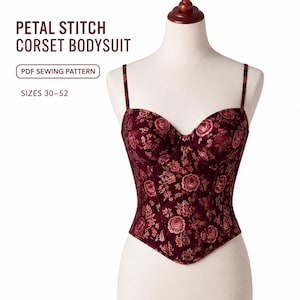 Könnte beinhalten: Ein bordeauxfarbenes Korsett-Bodysuit mit floralem Muster, auf einer Schaufensterpuppe präsentiert. Das Kleidungsstück hat dünne Träger und einen Sweetheart-Ausschnitt. Der Text auf dem Bild lautet "PETAL STITCH CORSET BODYSUIT", "PDF SEWING PATTERN" und "SIZES 30-52".