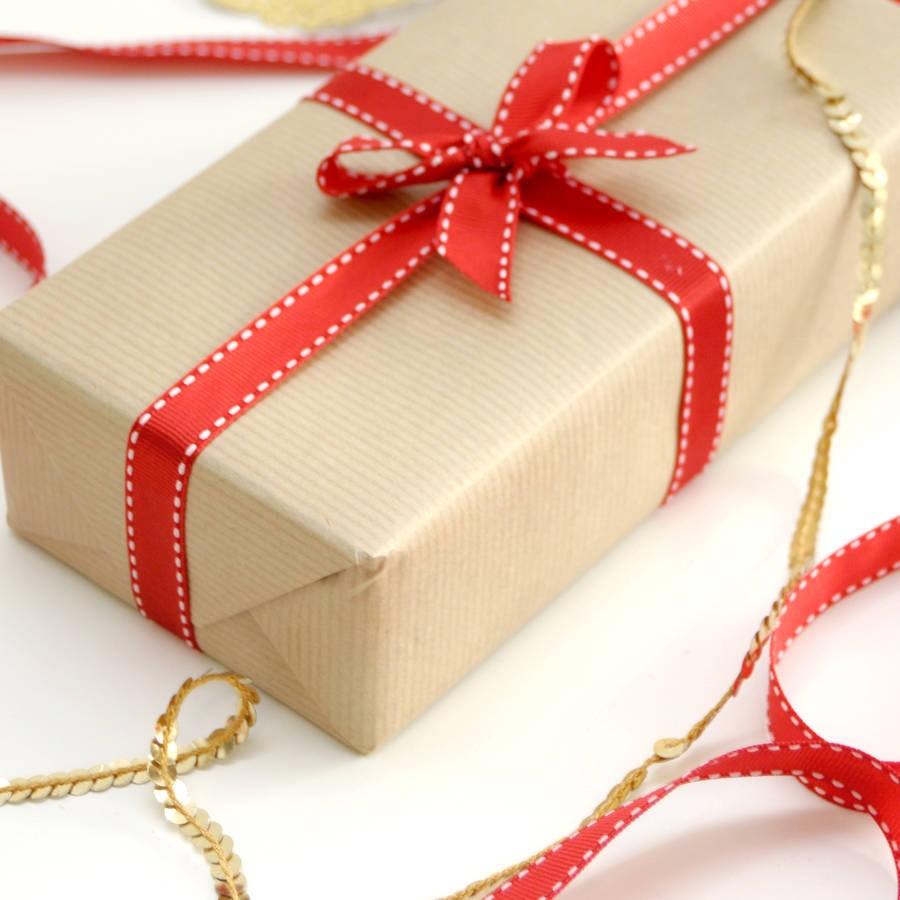 Подарки и упаковка. Упаковать подарок. Подарок в крафт бумаге. Пост про подарки.