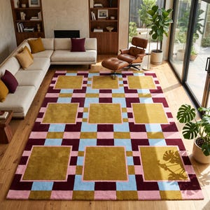 Könnte beinhalten: Ein rechteckiger Teppich mit einem geometrischen Gittermuster in Senfgelb, Hellblau, zartem Rosa und tiefem Burgunderrot. Das Design besteht aus großen senfgelben Quadraten, die von abwechselnden hellblauen, rosa und burgunderroten Blöcken umrahmt werden.