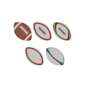 Op de afbeelding: Een verzameling van vijf geborduurde patches in de vorm van sportballen. Eén is een bruine American football met witte veters. Vier zijn rugbyballen in wit met rode, gele of blauwgroene accenten, waarvan er twee het woord RUGBY in zwarte letters bevatten.