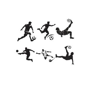 Op de afbeelding: Een verzameling van zes zwarte silhouetten die voetballers in verschillende dynamische houdingen weergeven, waaronder rennen, trappen en luchtmanoeuvres met voetballen. Elke figuur is in effen zwart weergegeven op een effen achtergrond.